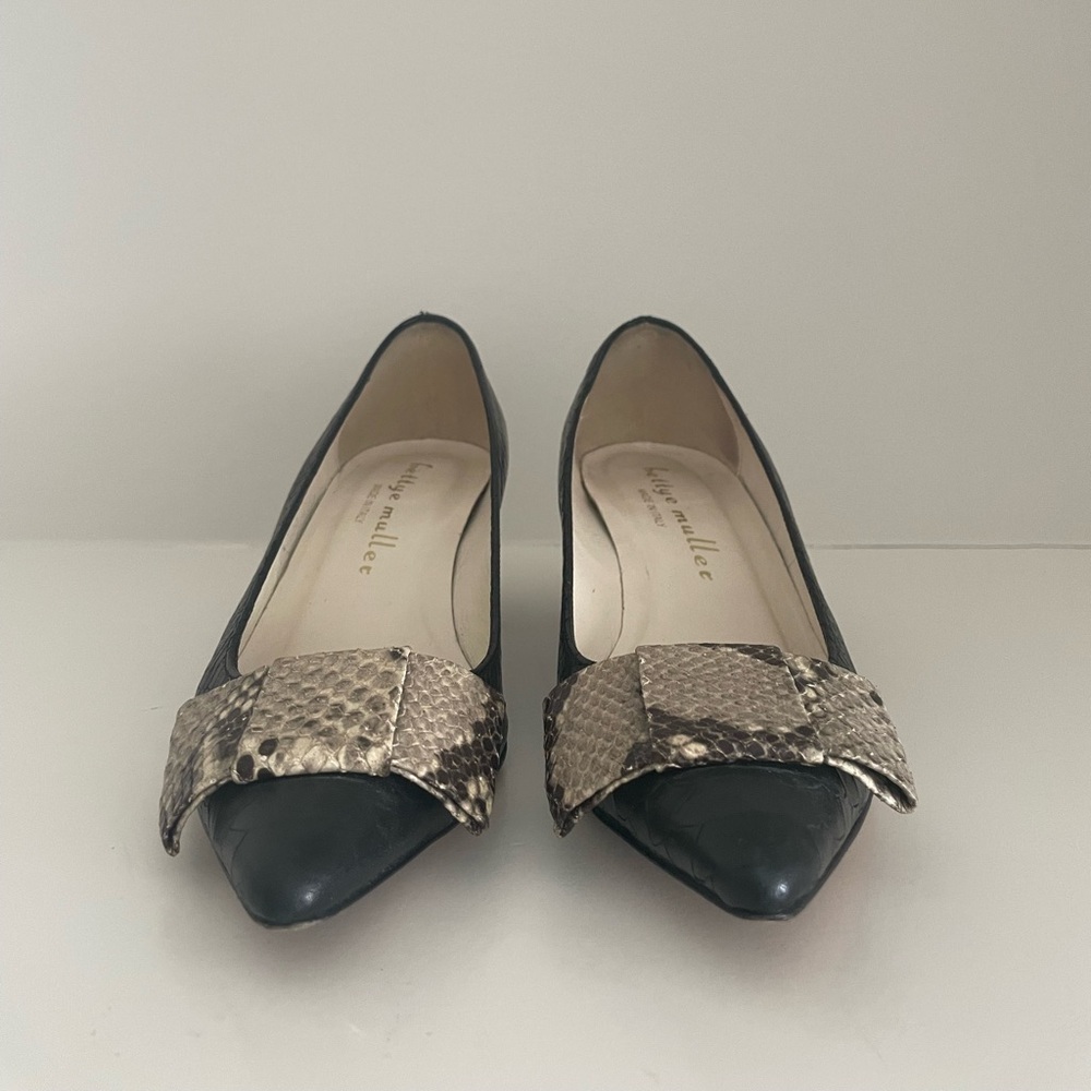 Bettye Muller Snake Texture Pumps Close Toe Block Heel Contrast Bow
